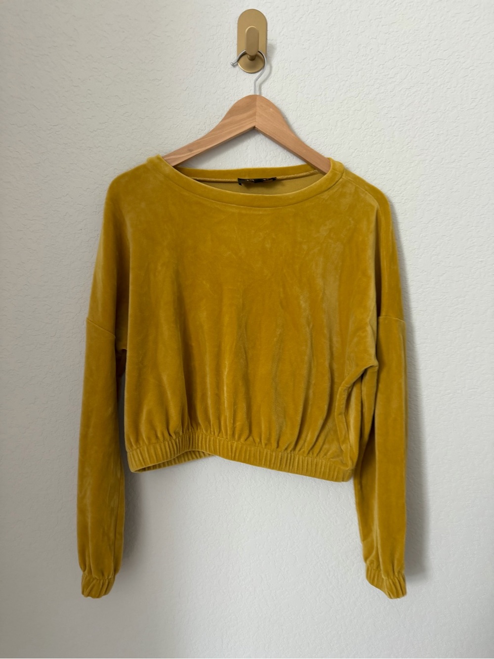 Truth by Republic Mustard Velvet Cropped Sweatshirt Size Small - Picture 2 of 9